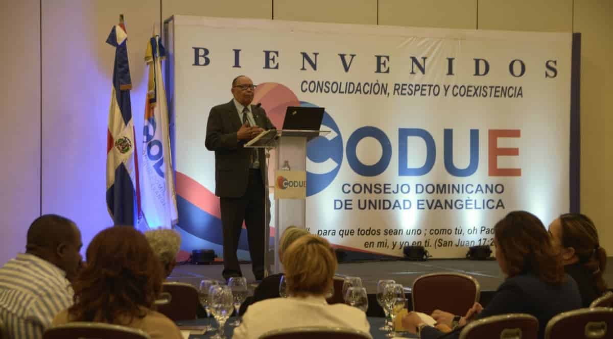Pastor Manuel Silberio en la cumbre de capaciontacion integral