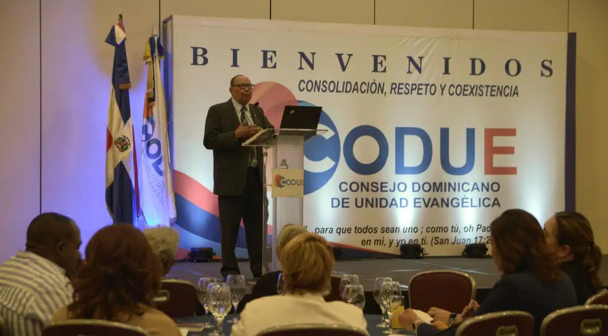 Pastor Manuel Silberio en la cumbre de capaciontacion integral