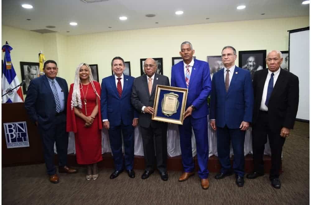 Pastor Feliciano Lacen Presidente del CODUE reconoce a Milton Ray Guevara expresidente del Tribunal Constitucional
