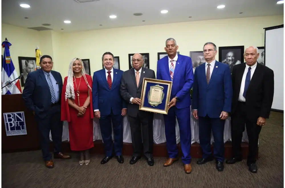 Pastor Feliciano Lacen Presidente del CODUE reconoce a Milton Ray Guevara expresidente del Tribunal Constitucional