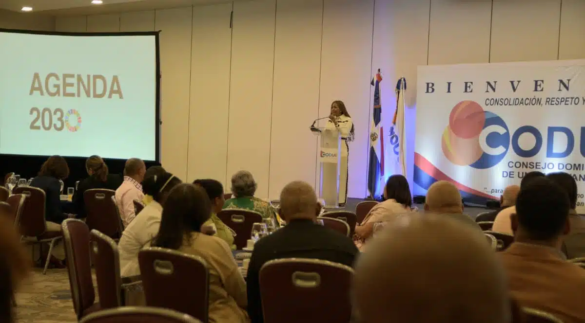 Omayra Alvarez exponente en la cumbre de capacitacion integral